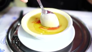 Süzme mercimek çorbası kaşıkla karıştırılır..