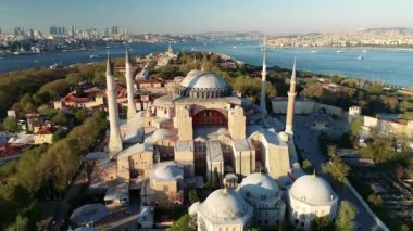 Ayasofya 'nın İHA' lı havadan çekilmiş fotoğrafı, halı görünümlü lale manzaralı Ayasofya 'nın önünde..