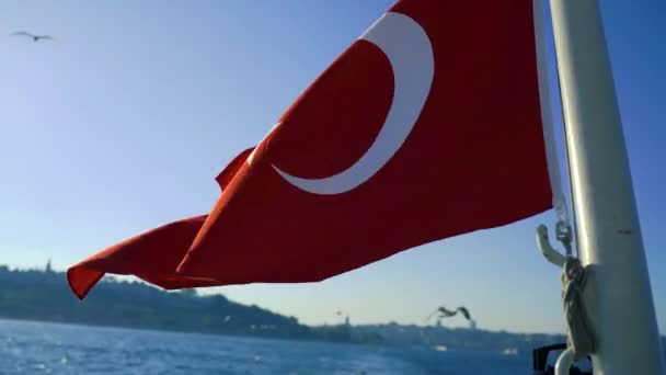 Vliegende Turkse Vlag Blauwe Lucht Achtergrond Zwaaiend Wind — Stockvideo