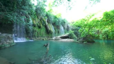 Duden Şelaleleri Akdeniz 'den düşen kayalık bir uçurumdan inanılmaz bir su bulutu 4K görüntüsüyle düşüyor. Antalya, Türkiye..