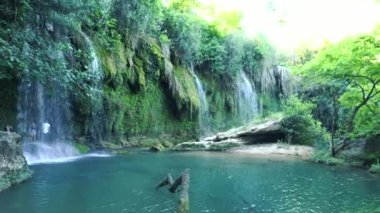 Duden Şelaleleri Akdeniz 'den düşen kayalık bir uçurumdan inanılmaz bir su bulutu 4K görüntüsüyle düşüyor. Antalya, Türkiye.