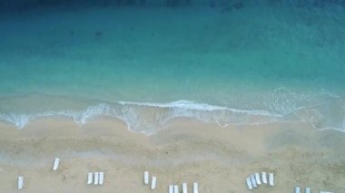 Kaputay sahilini vuran derin mavi dalgalar. Kaputas plajı, Antalya.