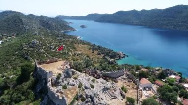 Kekova, Antalya ilinde bir Türk adasıdır. Simena Kalesi 'nin havadan görünüşü ve adanın muhteşem doğası..