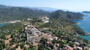 Kekova, Antalya ilinde bir Türk adasıdır. Simena Kalesi 'nin havadan görünüşü ve adanın muhteşem doğası..