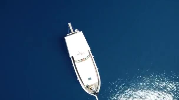 紺碧の海に浮かぶボートのドローンショット アンタルヤ トルコ — ストック動画
