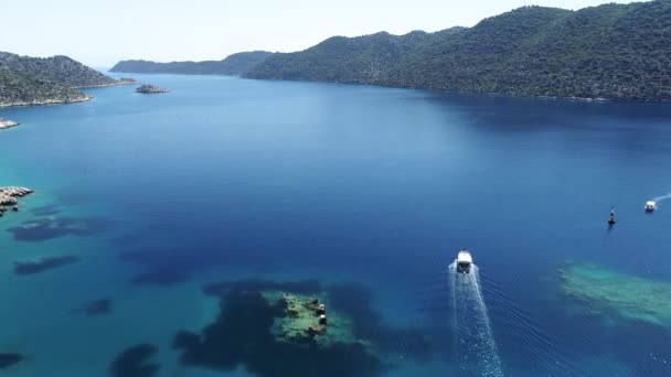 Drone Schot Van Een Boot Drijvend Azuurblauwe Wateren Antalya Kas — Stockvideo