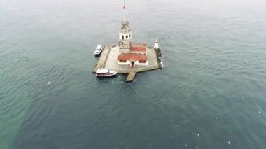 Deniz kenarındaki Bakire Kulesi 'nin hava manzarasına İstanbul' un muhteşem manzarası eşlik ediyor.