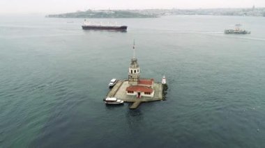 Deniz kenarındaki Bakire Kulesi 'nin hava manzarasına İstanbul' un muhteşem manzarası eşlik ediyor.