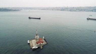 Deniz kenarındaki Bakire Kulesi 'nin hava manzarasına İstanbul' un muhteşem manzarası eşlik ediyor.