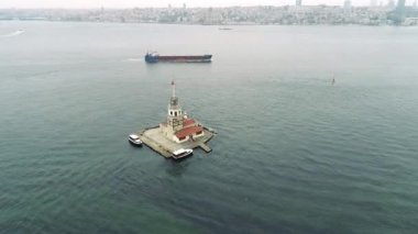 Deniz kenarındaki Bakire Kulesi 'nin hava manzarasına İstanbul' un muhteşem manzarası eşlik ediyor.