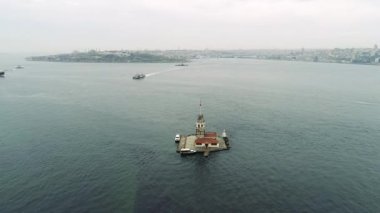 Deniz kenarındaki Bakire Kulesi 'nin hava manzarasına İstanbul' un muhteşem manzarası eşlik ediyor.