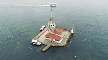 Deniz kenarındaki Bakire Kulesi 'nin hava manzarasına İstanbul' un muhteşem manzarası eşlik ediyor.