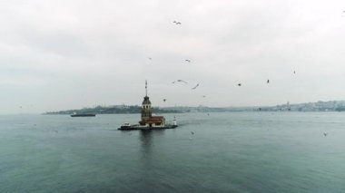 Deniz kenarındaki Bakire Kulesi 'nin havadan görünüşü, İstanbul' un muhteşem manzarası ve cıvıldayan kuşlarla birlikte..
