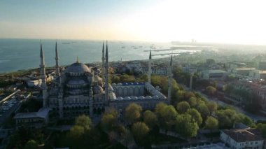 Gün batımında Mavi Cami 'nin etrafındaki hava manzarası.