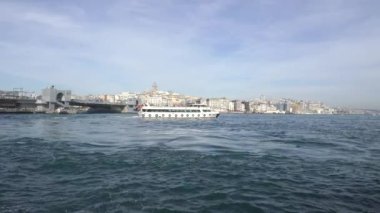Eminonu sahilindeki feribot dansına Galata Kulesi 'nin muhteşem manzarası eşlik ediyor..