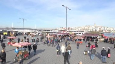 Eminonu Meydanı 'ndaki kalabalık. Geleneksel mimarisi, camisi, halkı ve denizi olan İstanbul 'un eski meydanı. Hindi mi?