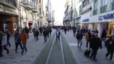 Istiklal Caddesi 'ndeki kalabalığın aşırı yanılma görüntüsü. İstiklal Caddesi / Taksim