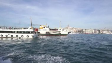 Eminonu sahilindeki feribot dansına Galata Kulesi 'nin muhteşem manzarası eşlik ediyor..