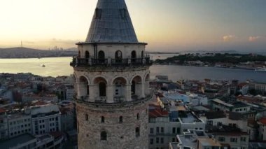 İstanbul 'da Galata Kulesi, gündoğumunda Türkiye. Galata Kulesi 'nin etrafında hava aracı ateşleniyor..