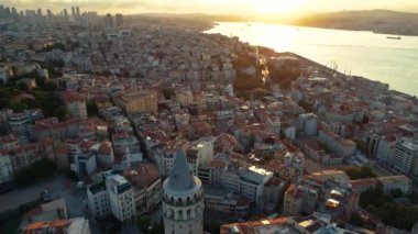 İstanbul 'da Galata Kulesi, gündoğumunda Türkiye. Galata Kulesi 'nin etrafında hava aracı ateşleniyor..