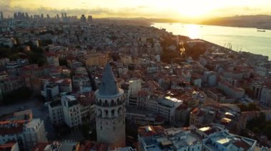 İstanbul Galata Kulesi, güneş ışığı gören İHA saldırısı
