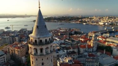 Galata Kulesi ve İstanbul Üzerindeki Gün Doğumu 'nun havadan görüntüsü