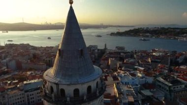Galata Kulesi ve İstanbul Üzerindeki Gün Doğumu 'nun havadan görüntüsü
