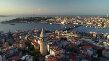 Arka planda İstanbul manzaralı Galata Kulesi, uzaktan kumandalı insansız hava aracı. İstanbul panoramik görünümü.