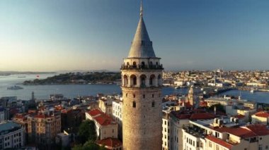 Arka planda İstanbul manzaralı Galata Kulesi yakınlaştırmadan insansız hava aracı görüntüsü. İstanbul panoramik görünümü.