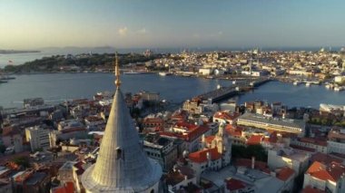Arka planda İstanbul manzaralı Galata Kulesi, uzaktan kumandalı insansız hava aracı. İstanbul panoramik görünümü.
