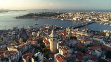 Arka planda İstanbul manzaralı Galata Kulesi, insansız hava aracı zaman aşımı.