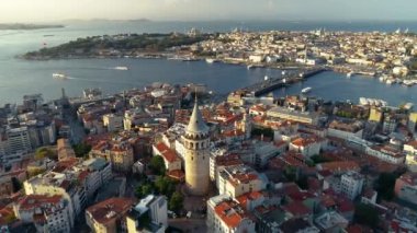 İHA Galata Kulesi ve Tarihi Yarımada ile havadan çekim. Panoramik İstanbul.
