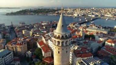 İHA Galata Kulesi ve Tarihi Yarımada ile havadan çekim. Panoramik İstanbul.