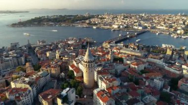 İHA Galata Kulesi ve Tarihi Yarımada ile havadan çekim. Panoramik İstanbul.