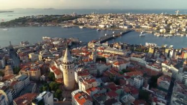 İHA Galata Kulesi ve Tarihi Yarımada ile havadan çekim. Panoramik İstanbul.