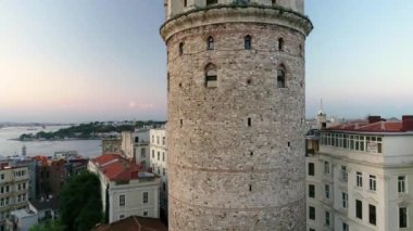 Galata Kulesi 'nin aşağıdan insansız hava aracı ile havadan görüntüsü..