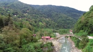 Rize Türkiye 'de tarihi eski taş köprü hava manzarası. 
