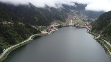 Trabzon Uzungol hava görüntüsü. Uzungol (Uzun Göl) Türkiye 'nin en güzel turistik yerleri. 