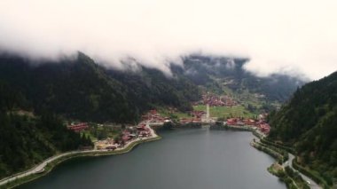 Trabzon Uzungol hava görüntüsü. Uzungol (Uzun Göl) Türkiye 'nin en güzel turistik yerleri. 