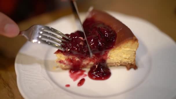 Comer Cheesecake Caramelo Tomando Mordida Bolo Queijo Morango Com Garfo — Vídeo de Stock