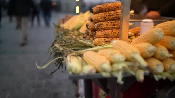 Szerves Grillezett Kukorica Forró Tűzhely Utcai Élelmiszer Isztambul Törökország — Stock videók