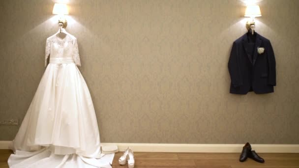 Sukienka Ślubna Męski Garnitur Stojące Ścianie — Wideo stockowe