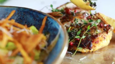 Şef ızgara tavuğa zeytinyağı, biberiye ve baharat sosu sürer..