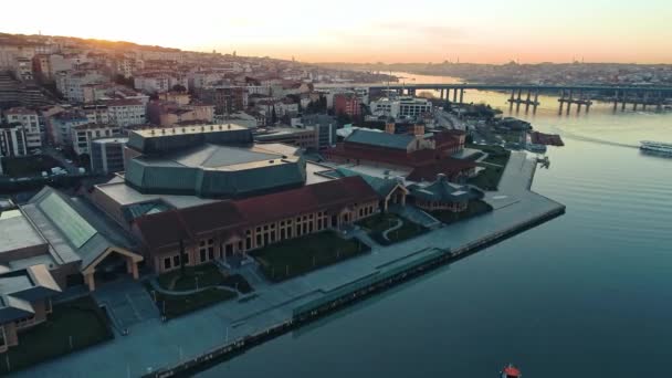 在伊斯坦布尔上空日出时 Halic会议中心和Halic桥的空中景观 Halic Kongre Merkezi — 图库视频影像