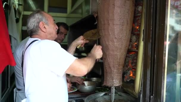 土耳其传统美味的Iskender Doner Kebab菜 当地土耳其地区食品Bursa Iskender Kebab 厨师正在切面包圈 2023年5月2日 土耳其布尔萨 — 图库视频影像