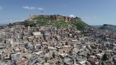 Mardin 'in havadan görünüşü. Tarihi Mardin Şatosu.