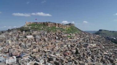 Mardin 'in havadan görünüşü. Tarihi Mardin Şatosu.