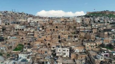 Mardin 'in havadan görünüşü. Mardin 'deki tarihi evler.