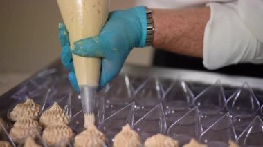 Küçük kaplarda atıştırmalık humus..