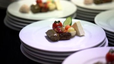 Yemek şirketi, Şef lezzetli gurme yemekleri ve kokteyl yemekleri hazırlar. Doldurulmuş yapraklar ve enginarlar..